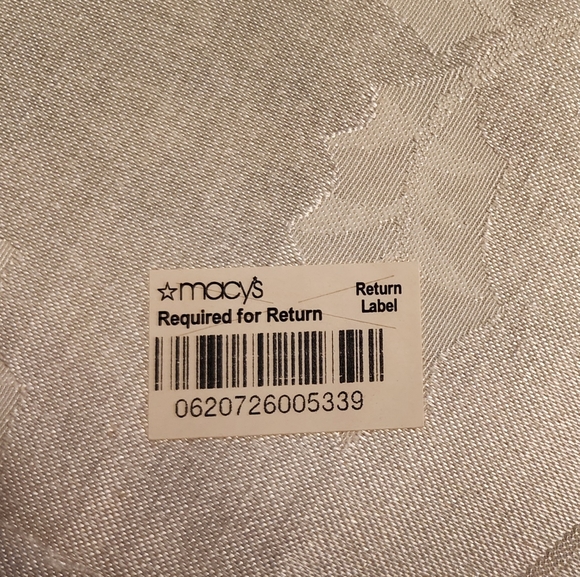 New Charter Club 10' Holly Tablecloth and 6 placemats. - Picture 7 of 7